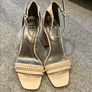 NWT size 9 Elegant Tan Women's Heels with Chain Detail